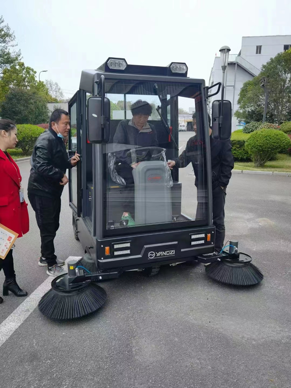 华安工业成功采购扬子驾驶式扫地机 华安工业成功采购扬子驾驶式扫地机